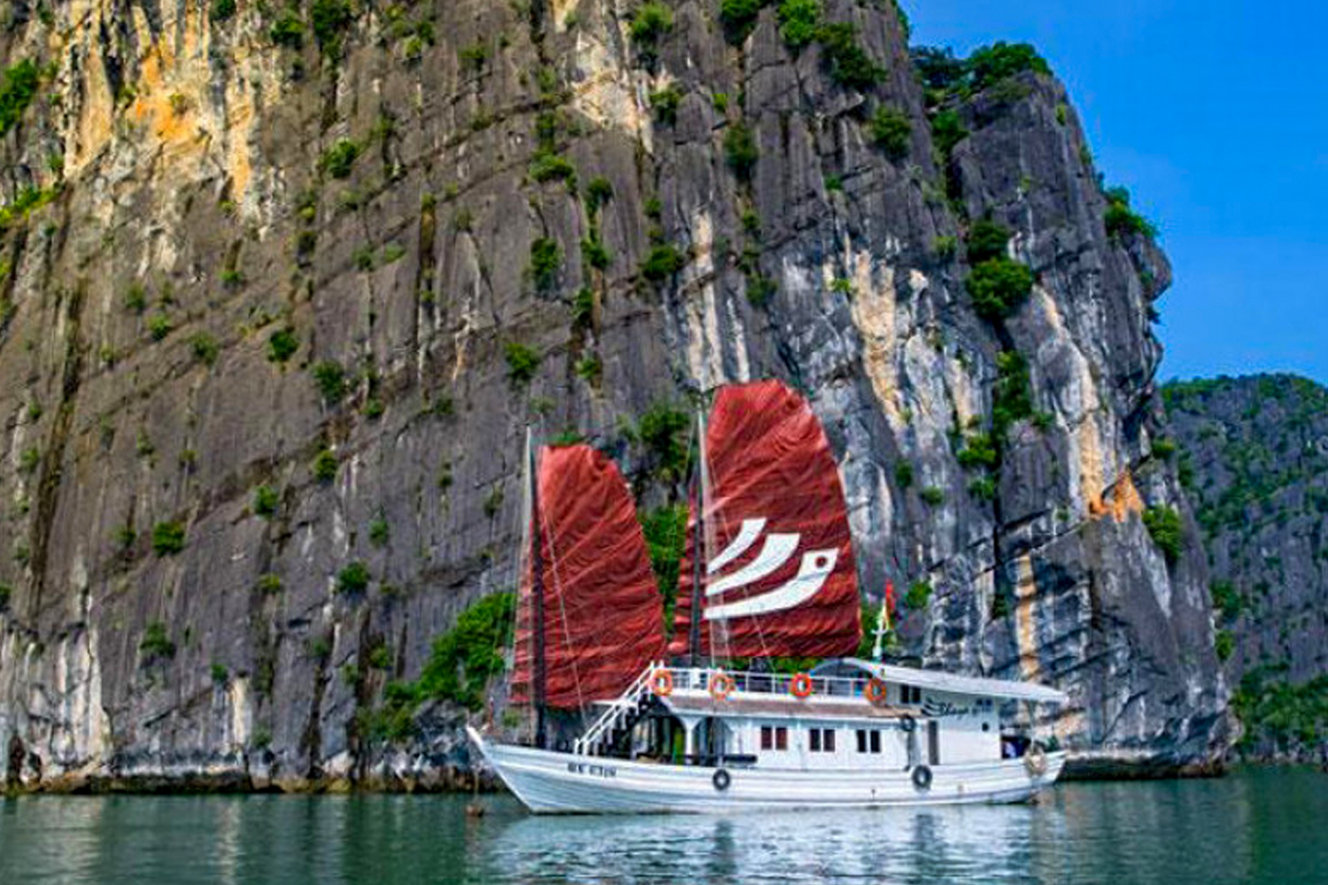 Bhaya Legend Private Cruise Bai Tu Long Bay Days Halong Bay Vietnam